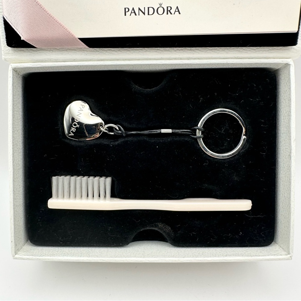 Pandora Jewelry Collector’s Gift Set - Heart Key Chain & Cleaning Brush - Picture 2 of 8
